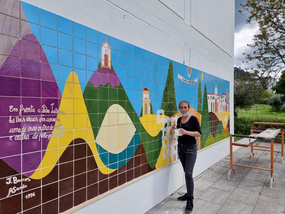 Panel azulejos Alice Sande en Gois. Portugal.