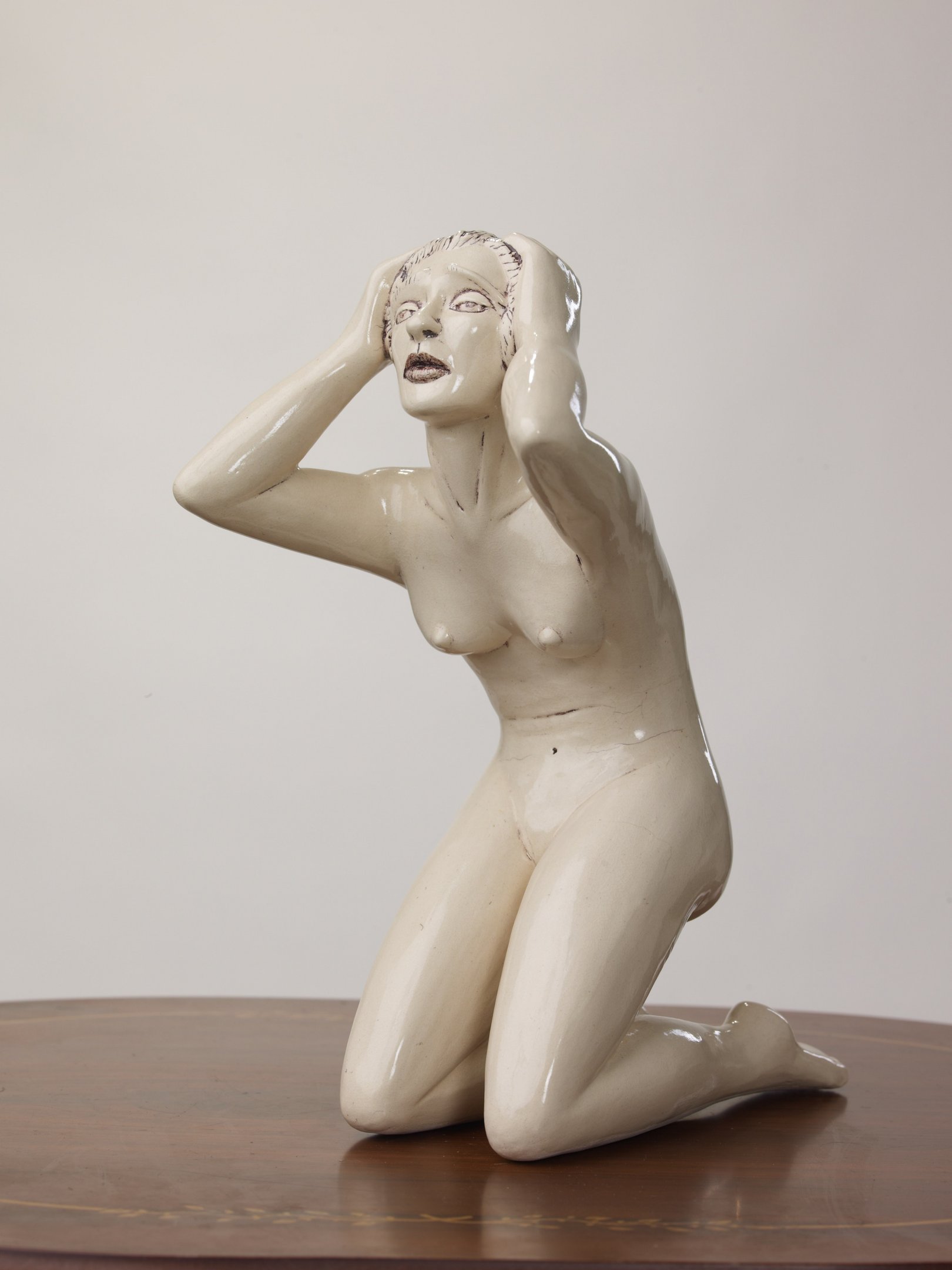 escultura mujer desesperada